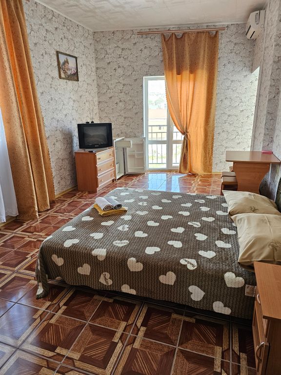 Алан — Четырёхместный номер улучшенный с балконом