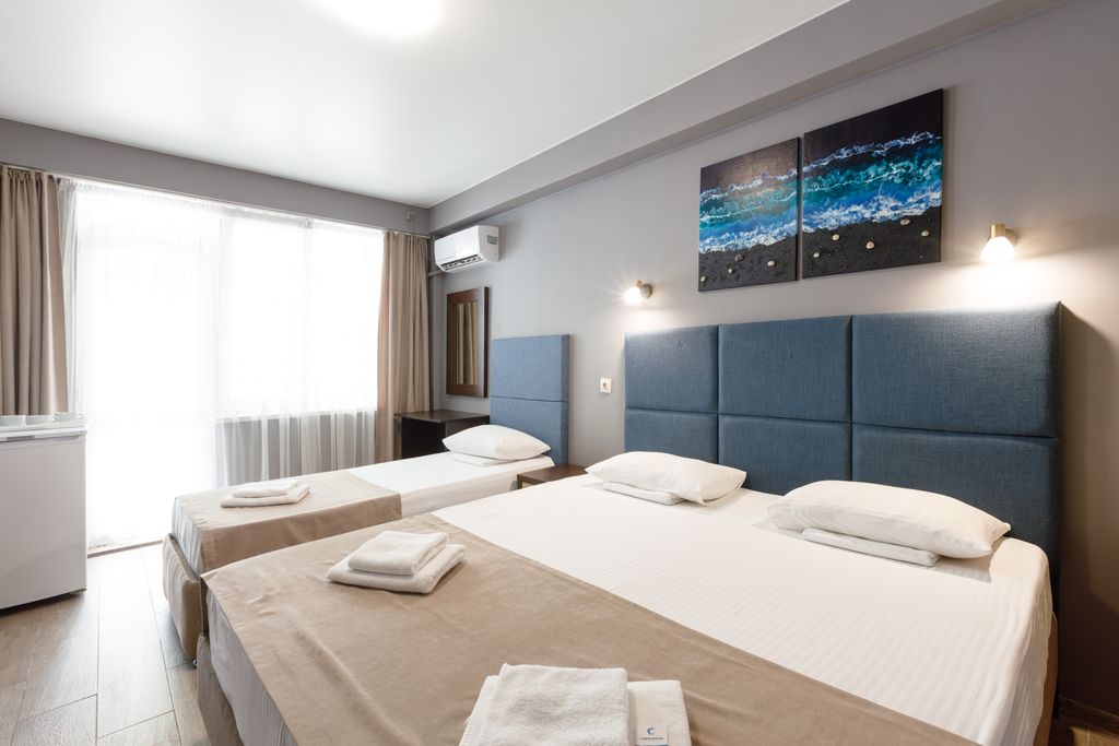 Современник — Трёхместный номер улучшенный с балконом