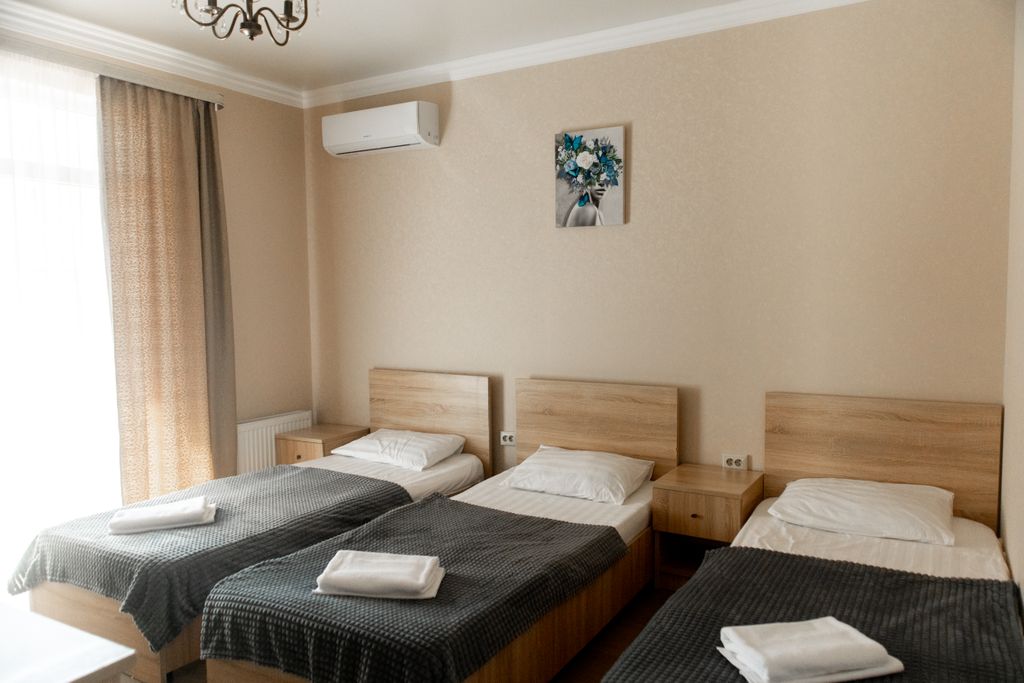 Точка море — Трёхместный номер стандарт с двухспальной и односпальной кроватями