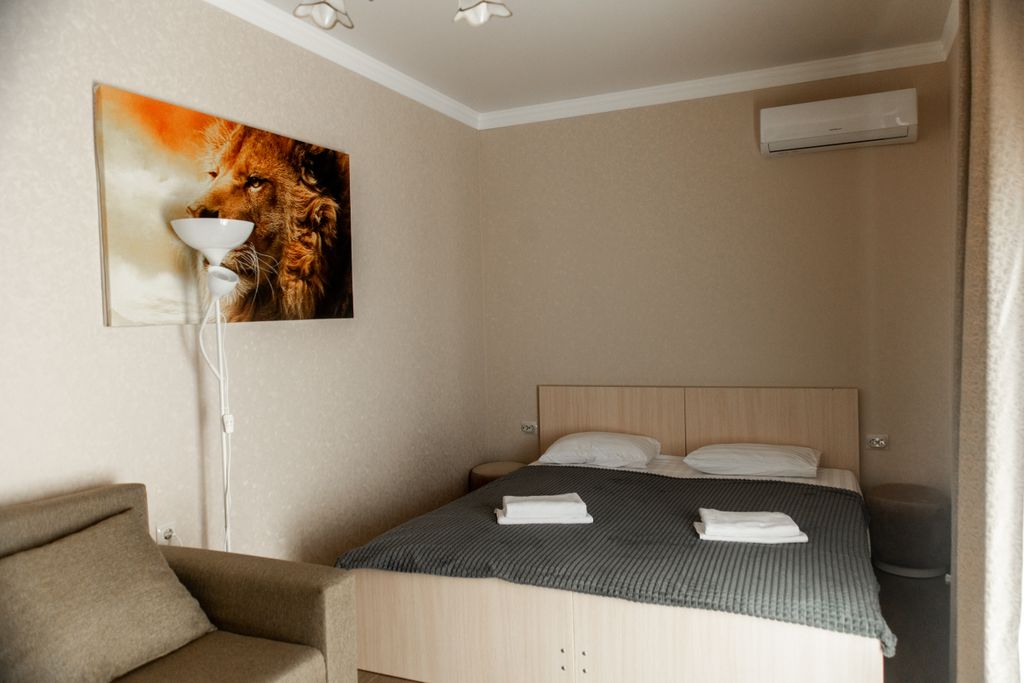 Точка море — Трёхместный номер с кроватью и 1,5 диваном-трансформером