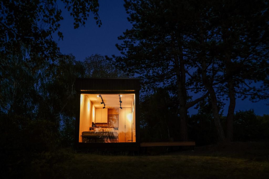 Викингуд — Домик-куб малый хитте с террасой и панорамным окном с видом на лес