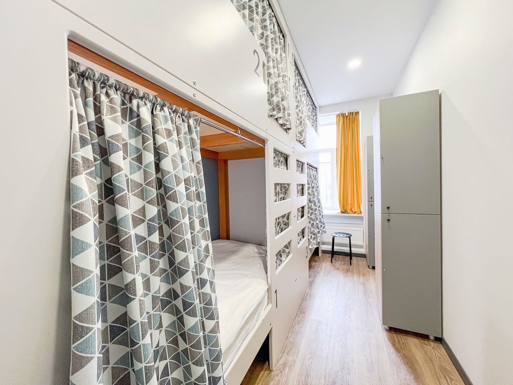 Друзья Граффити — Многоместный мужской номер койко-место в 4-местном