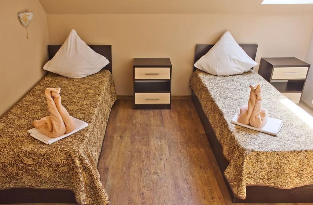 Бриз — Двухместный номер с 2 отдельными кроватями эконом