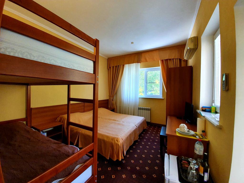 Атлант — Двухместный номер с 2 отдельными кроватями семейный с балконом №41