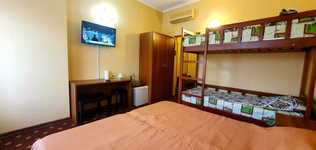 Атлант — Семейный номер улучшенный с видом на город №44