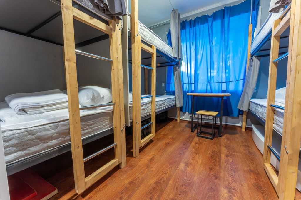 Эвен — Многоместный мужской номер эконом (душ/туалет общий)