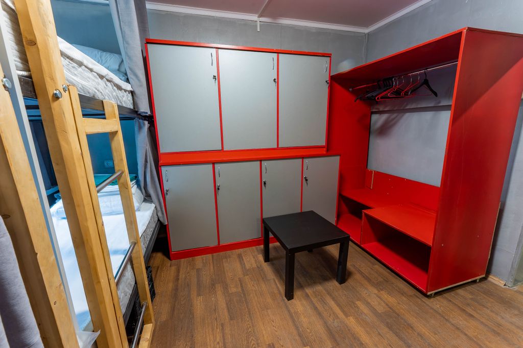 Эвен — Многоместный мужской номер эконом (душ/туалет общий)