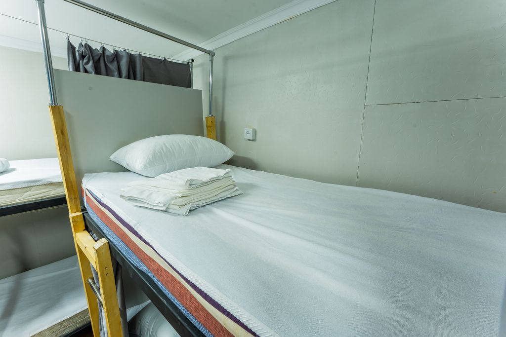 Эвен — Многоместный мужской номер эконом (душ/туалет общий)