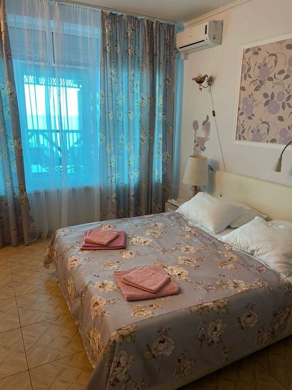 Веранда — Трёхместный номер уютный с видом на море или на лес