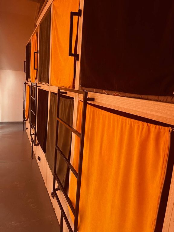 ZёbraHouse — Многоместный смешанный номер капсула с шумоизоляцией, розетками и индивидуальным освещением