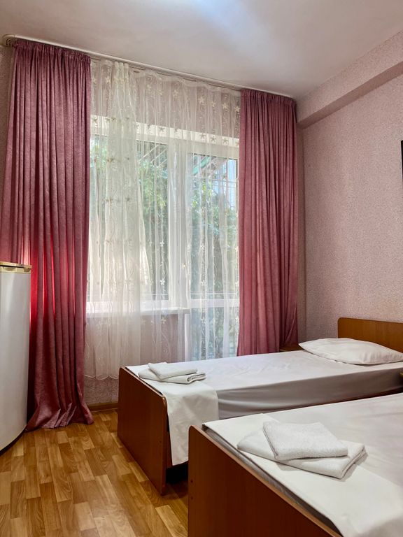 У мамы — Двухместный номер с 2 отдельными кроватями стандарт на втором этаже с террасой в тени