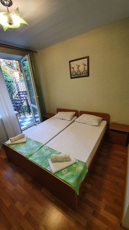 У мамы — Двухместный номер с 2 отдельными кроватями стандарт на третьем этаже с террасой в тени