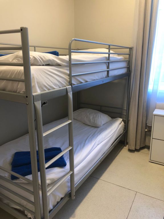 33 — Двухместный с 2 отдельными кроватями с двухъярусной кроватью