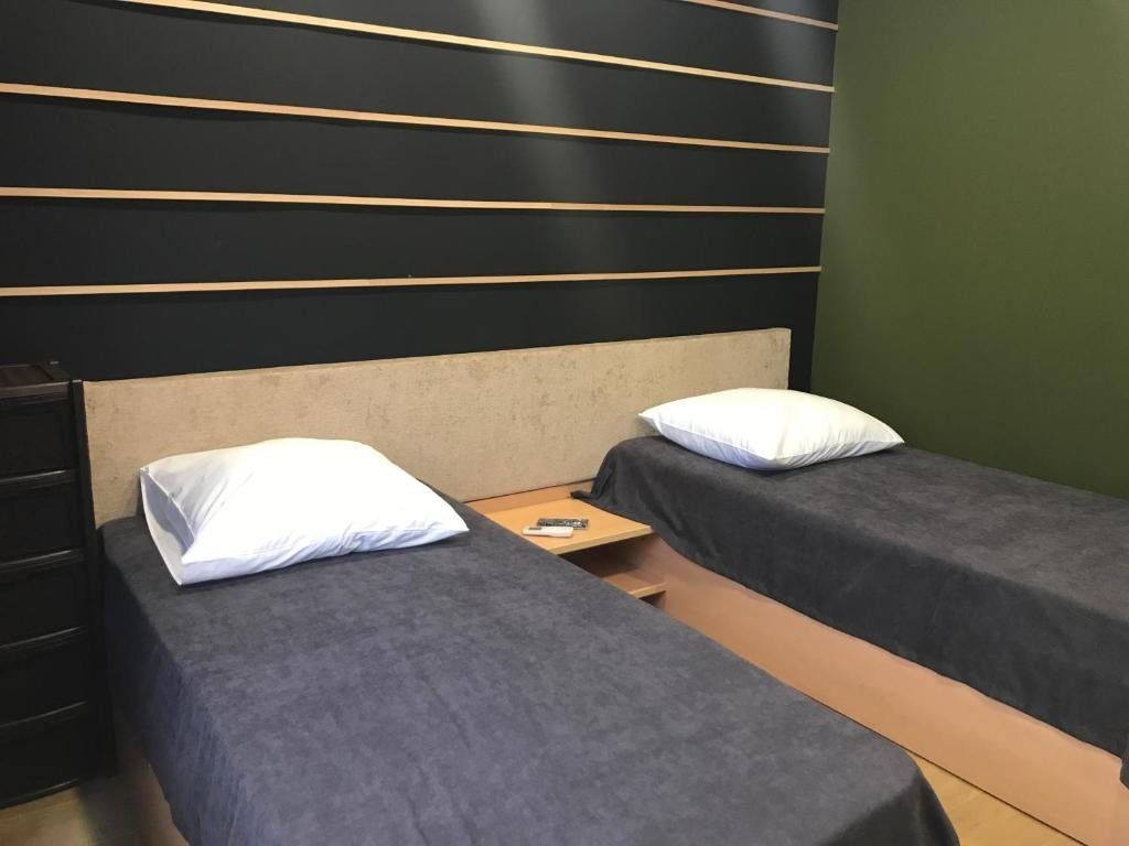 AFT — Двухместный номер с 2 отдельными кроватями с общей ванной комнатой