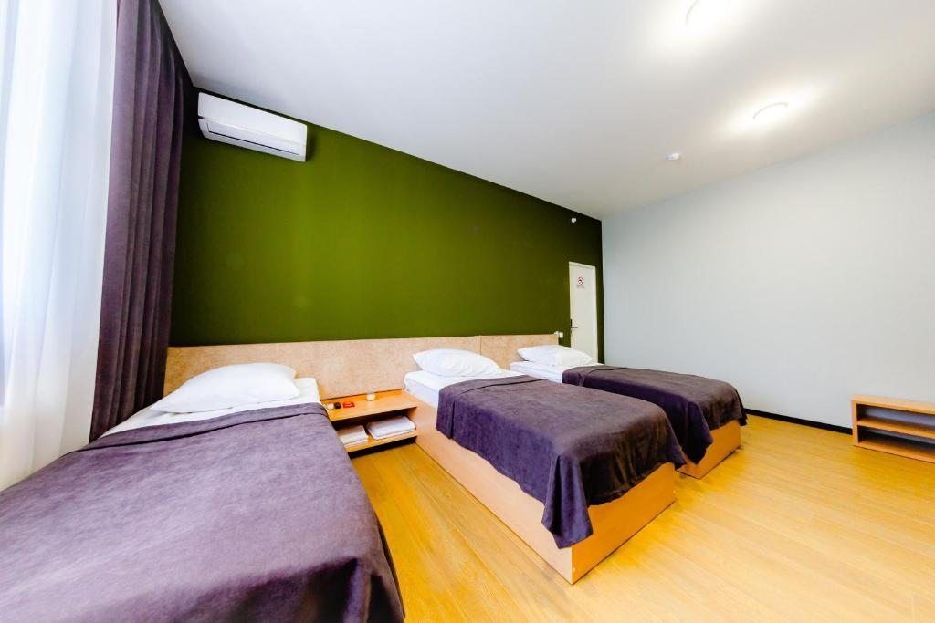 AFT — Трёхместный номер с общей ванной комнатой