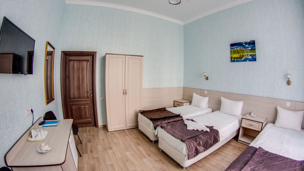 Сквер Высоцкого — Трёхместный номер улучшенный с видом на город