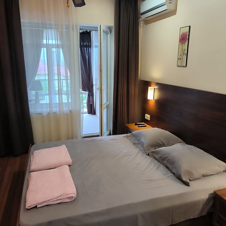 На Ароматной — Трёхместный номер стандарт с видом на горы