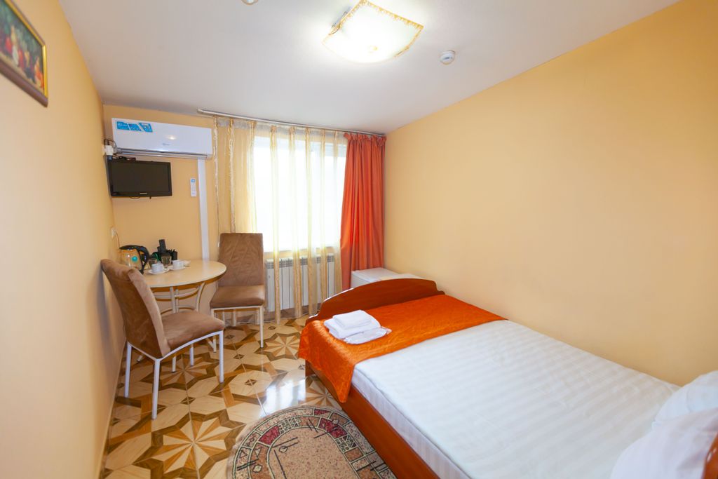 MaxxRoyal — Двухместный номер с 1 кроватью маленький жёлтый со всеми удобствами