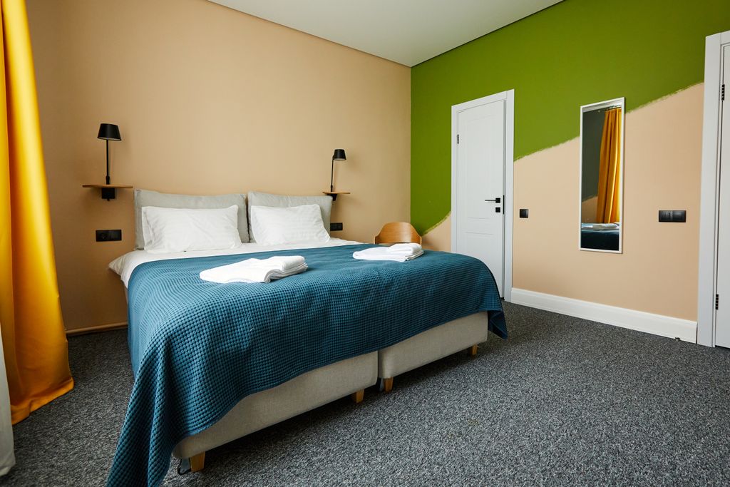 Лесная Ванна — Трёхместный номер улучшенный с видом на город