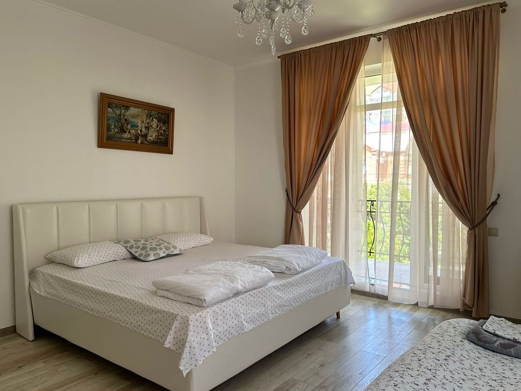 На Средней 26 — Трёхместный номер люкс с видом на море