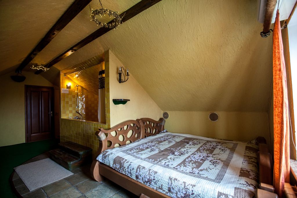 Колесо — Трёхместный номер пещера комфорт