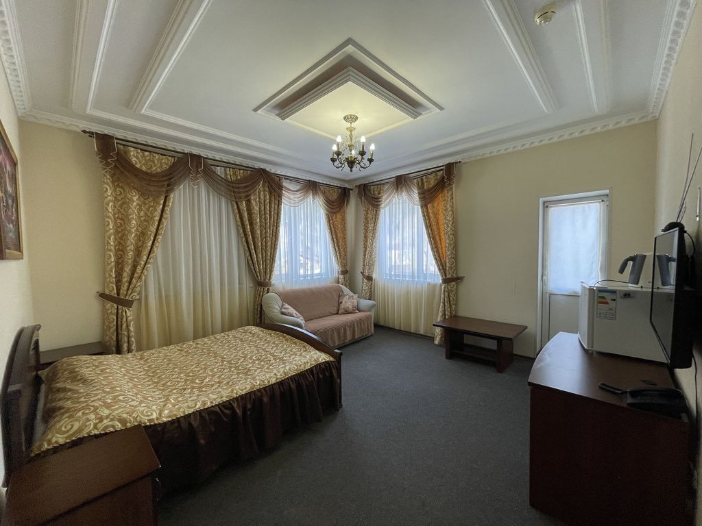 Орион — Четырёхместный номер полулюкс с балконом с двуспальной кроватью №3