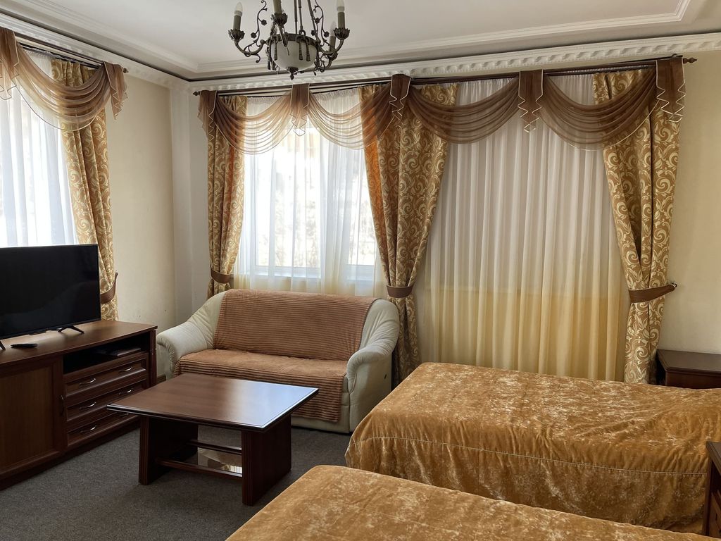 Орион — Двухместный номер с 2 отдельными кроватями полулюкс с балконом с двумя полутораспальными кроватями №8