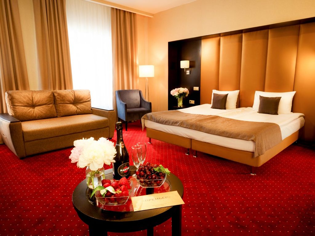 Премьер — Четырёхместный номер люкс с сауной