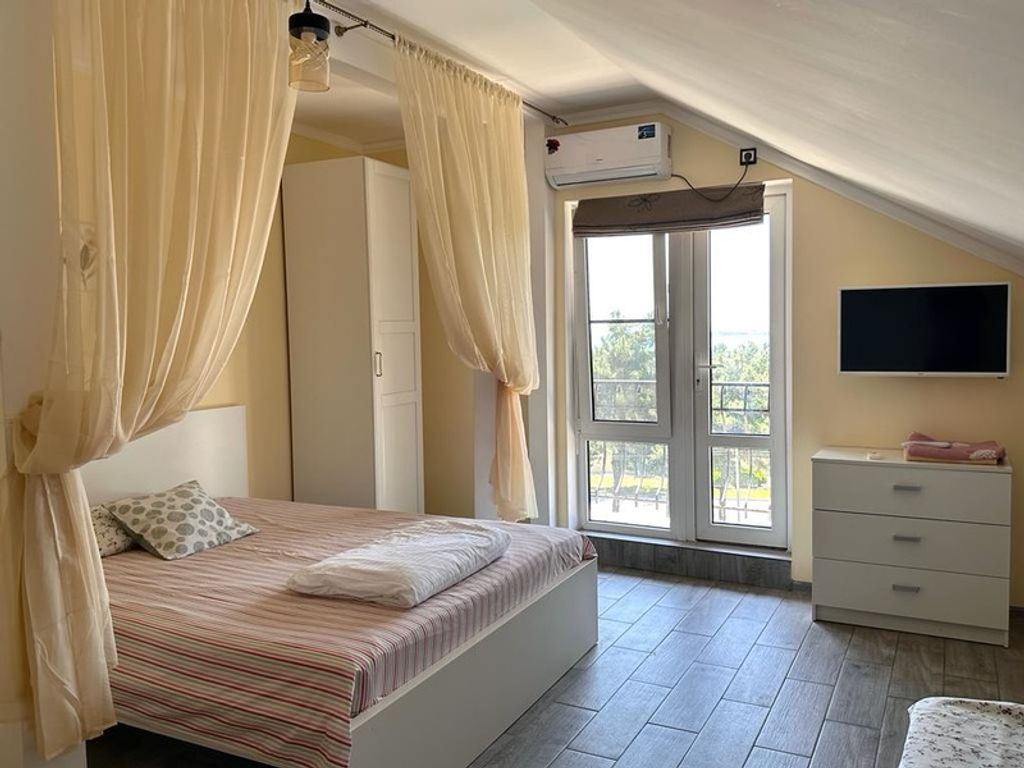 На Средней 26 — Семейный номер стандарт с видом на море