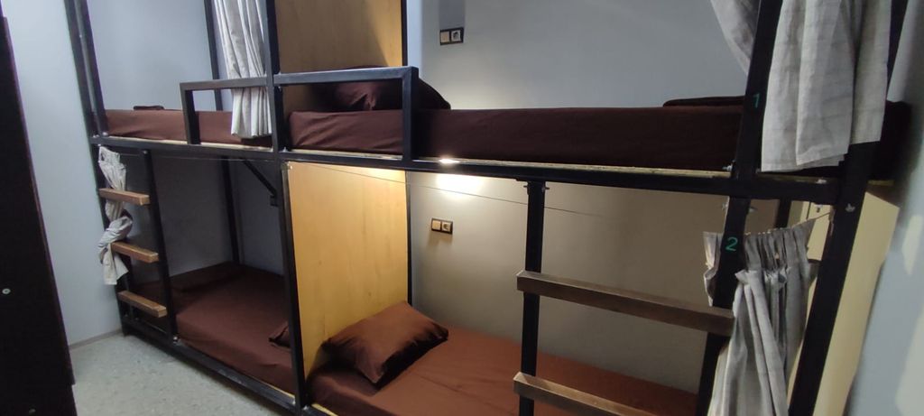 Хостел №1 — Многоместный женский номер эконом (душ/туалет общий)