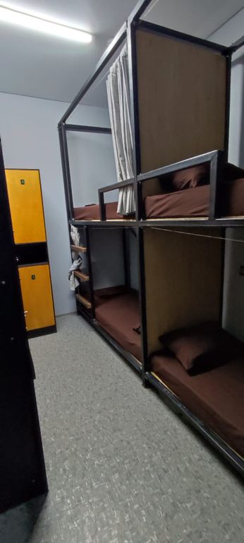 Хостел №1 — Многоместный мужской номер эконом (душ/туалет общий)