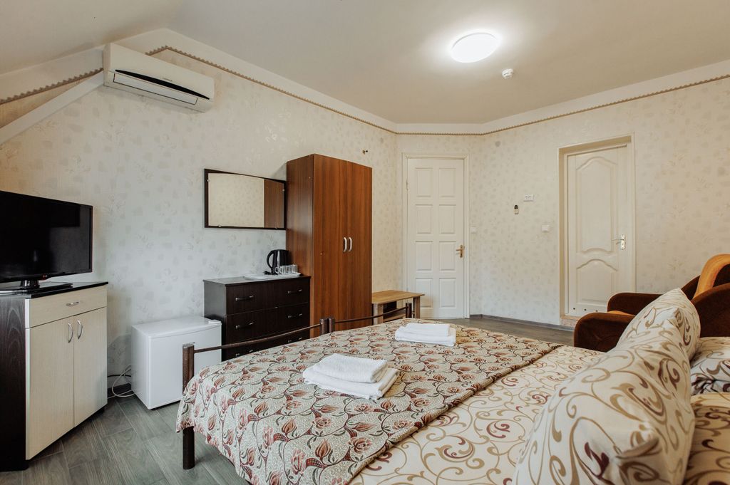 Лазурь — Трёхместный номер Комфорт | балкон