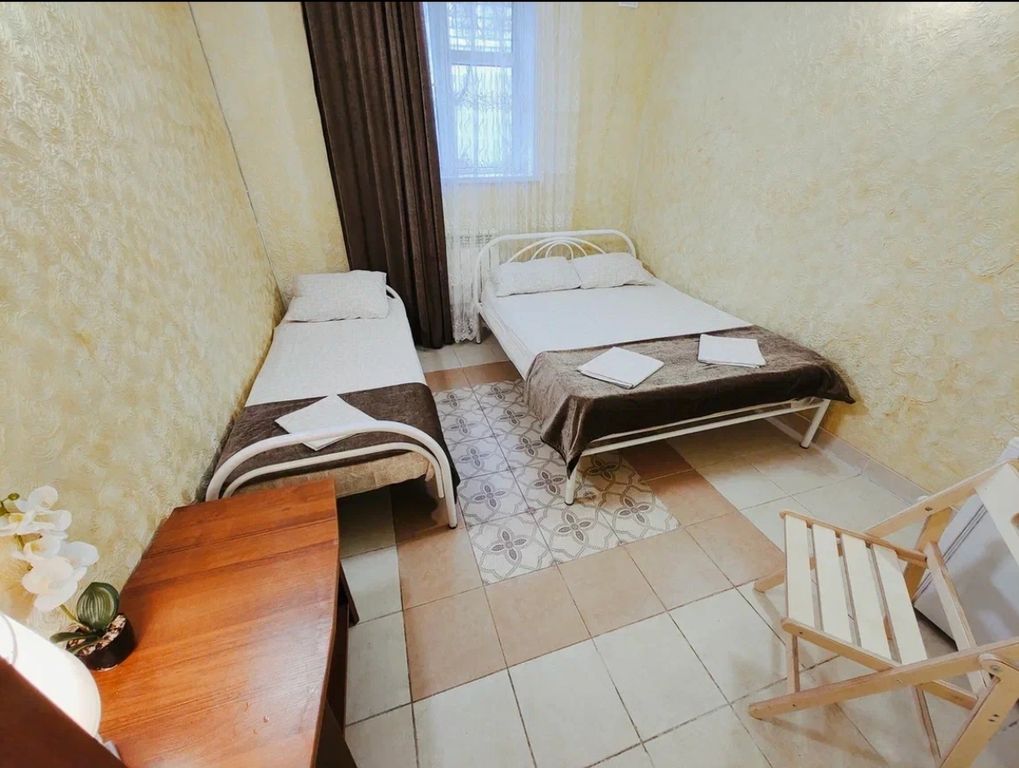 Элегант — Трёхместный номер стандарт на цокольном этаже