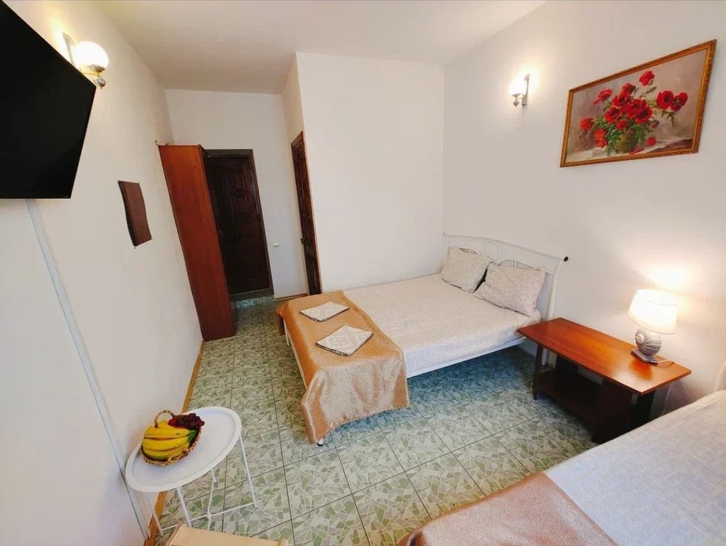 Элегант — Четырёхместный номер стандарт на цокольном этаже