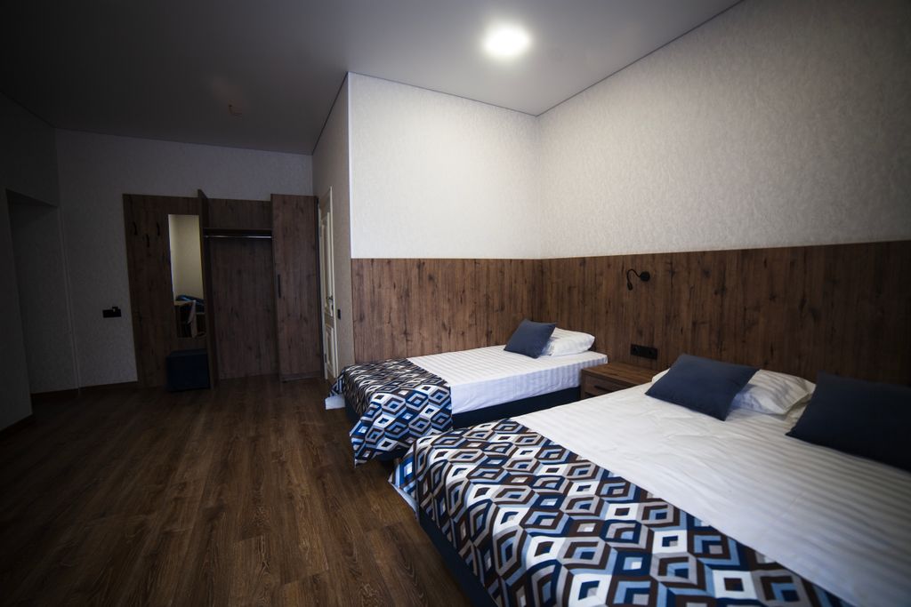 Аиза — Трёхместный номер стандарт с видом на горы