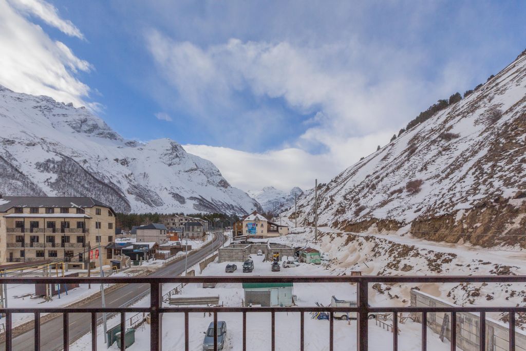 Аиза — Двухместный номер с 2 отдельными кроватями стандарт с видом на горы