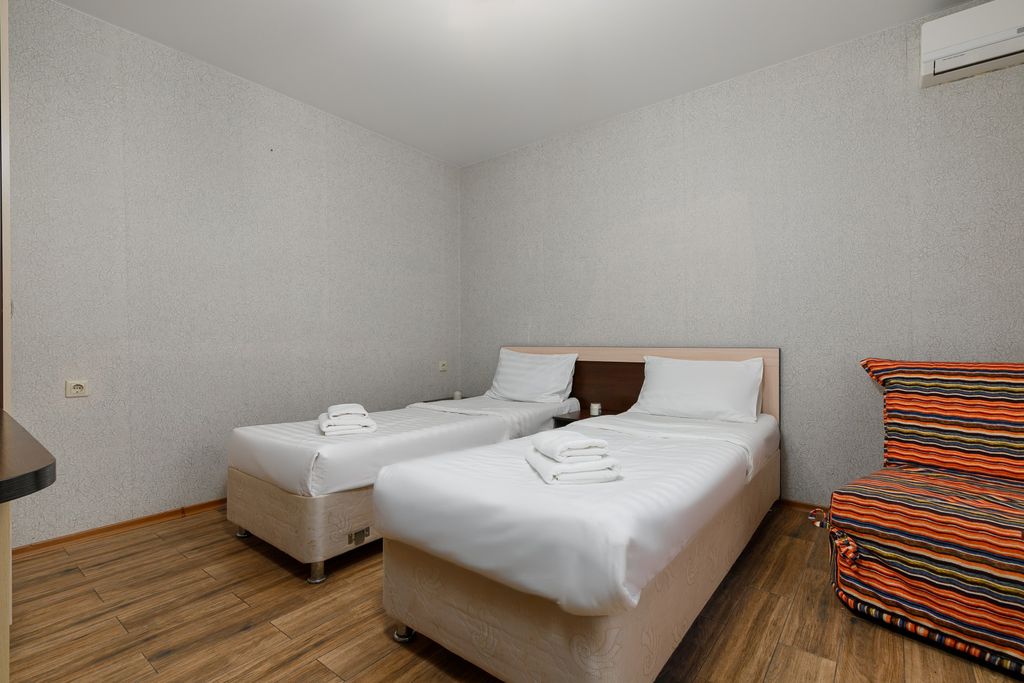 Ева — Трёхместный номер стандарт с двумя раздельными кроватями и балконом