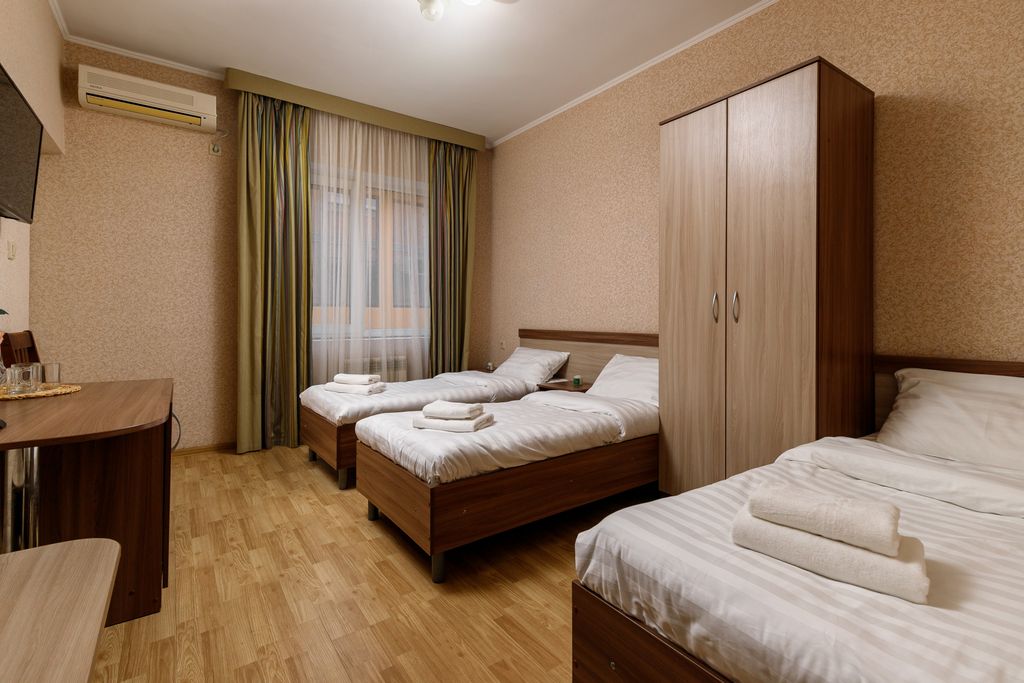 Ева — Трёхместный номер стандарт с тремя раздельными кроватями и балконом