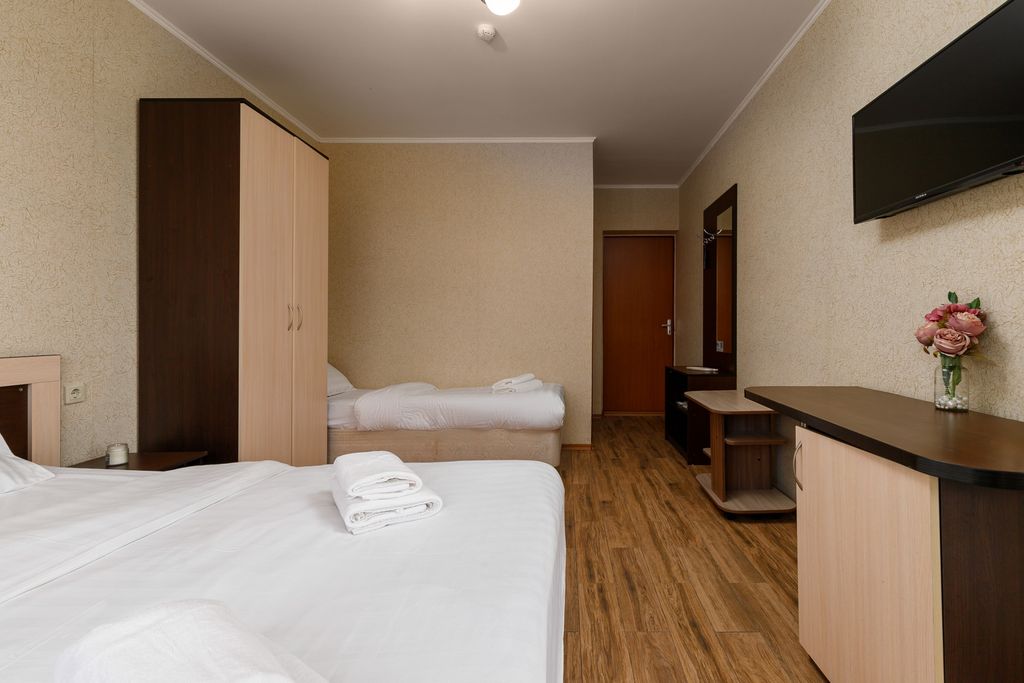 Ева — Трёхместный номер стандарт с балконом для 3 гостей