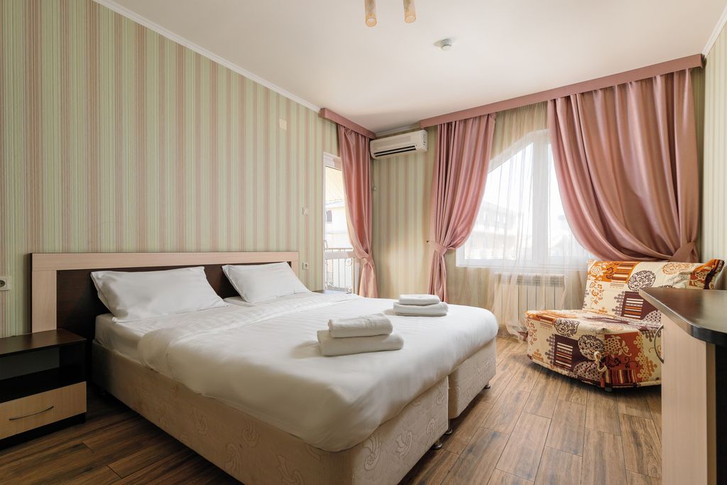 Ева — Трёхместный номер стандарт с балконом, с видом на бассейн для 3 гостей