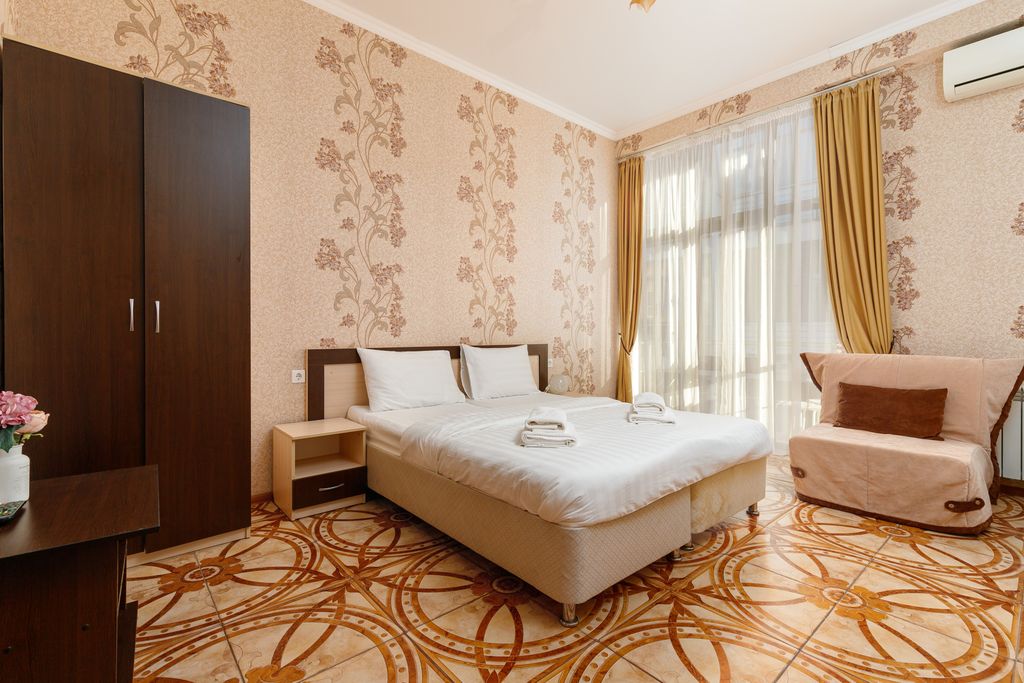 Ева — Четырёхместный номер номер комфорт с двуспальной кроватью и балконом