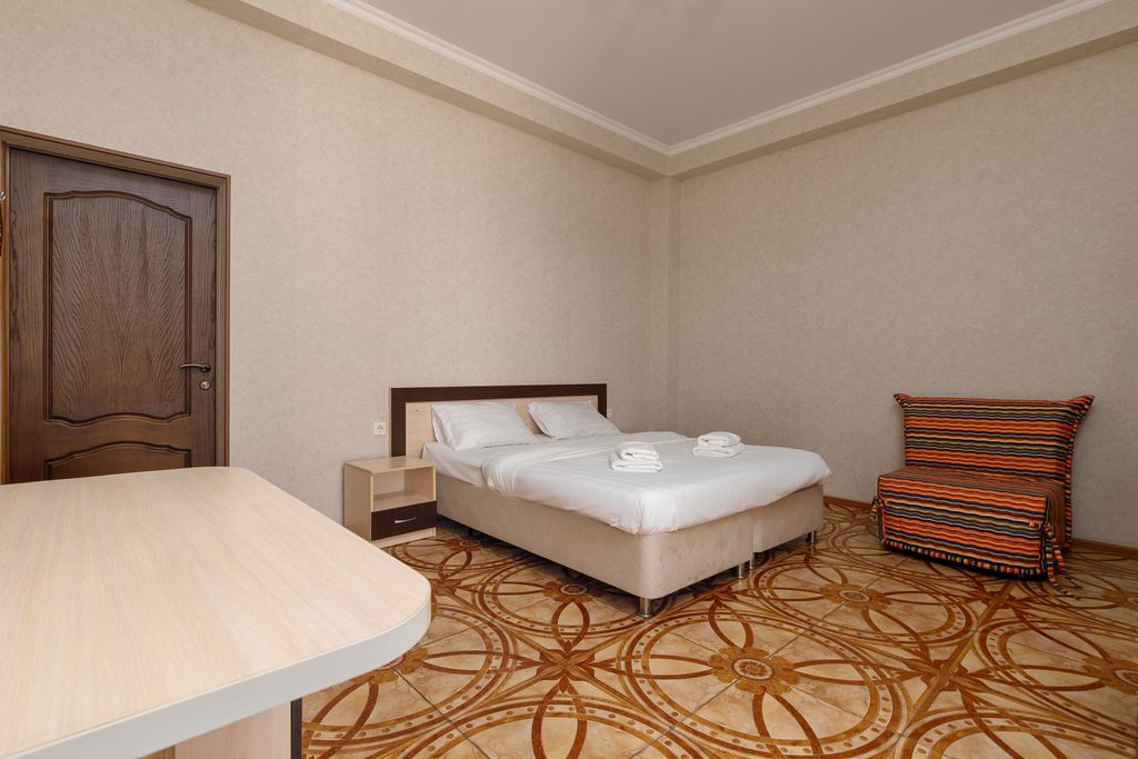 Ева — Трёхместный номер студия с кухней, балконом и видом на горы