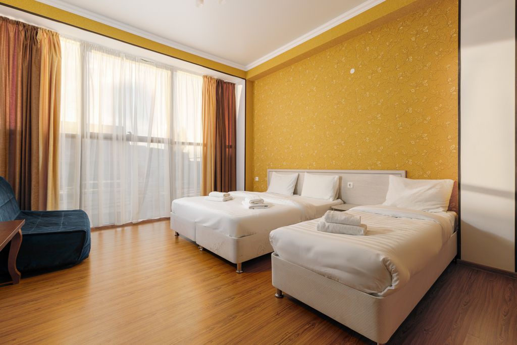 Ева — Четырёхместный номер студия с кухней и панорамным застеклением для 4 гостей