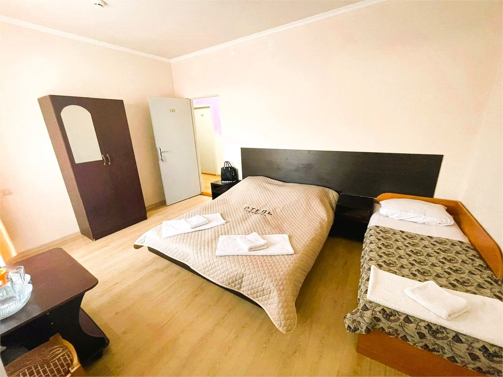 Гермес — Трёхместный номер стандартный с балконом