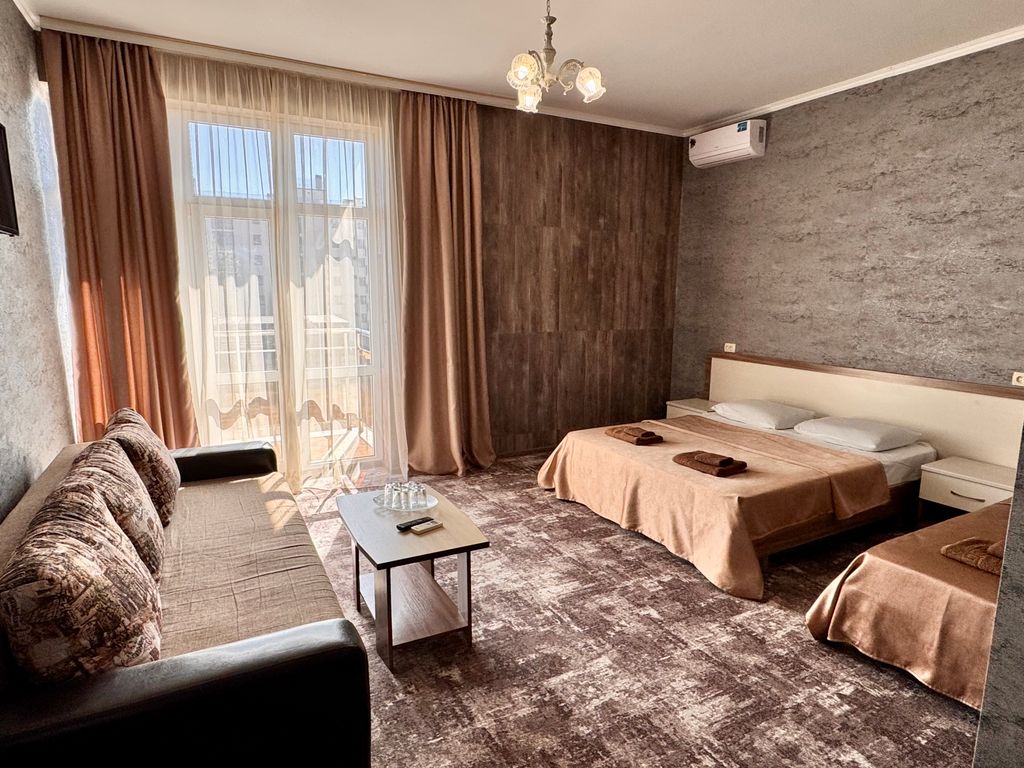 Даймонд — Четырёхместный номер Комфорт с балконом