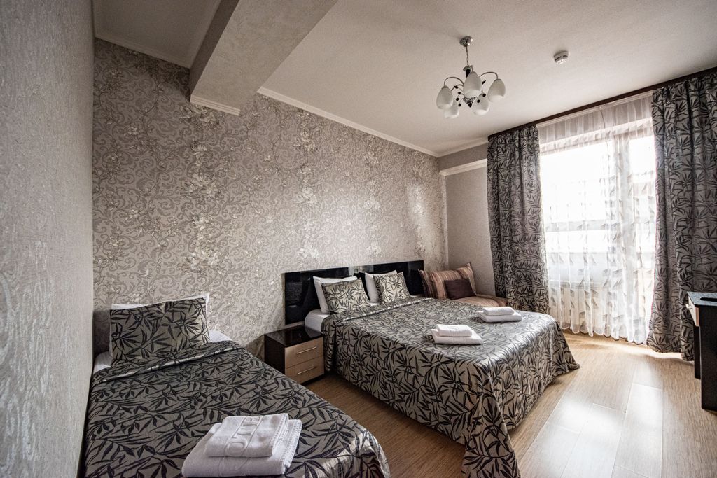 На Тюльпанов, 6 — Четырёхместный номер люкс с балконом на 4 человека