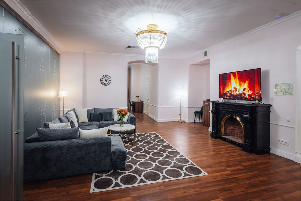 Kempf Nevsky — Четырёхместный номер президентский люкс с балконом и видом на Казанский Собор