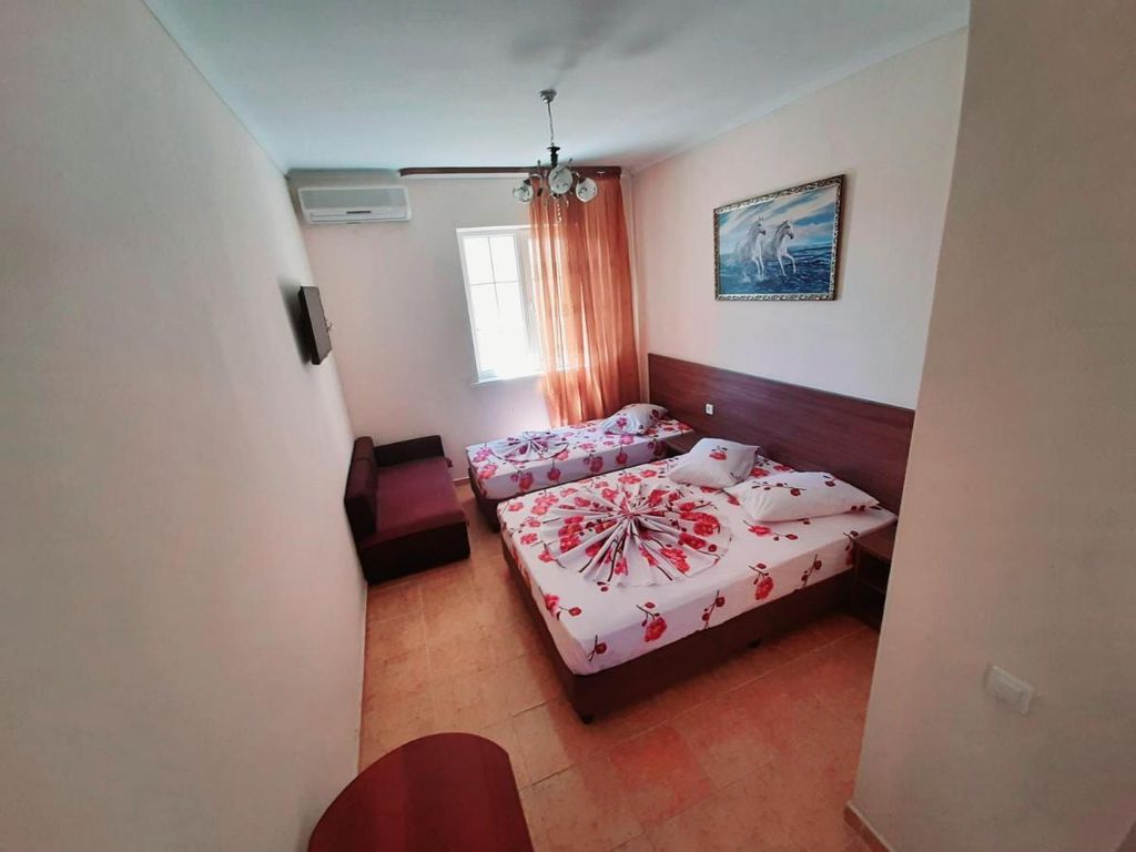 Адонис — Трёхместный номер стандарт