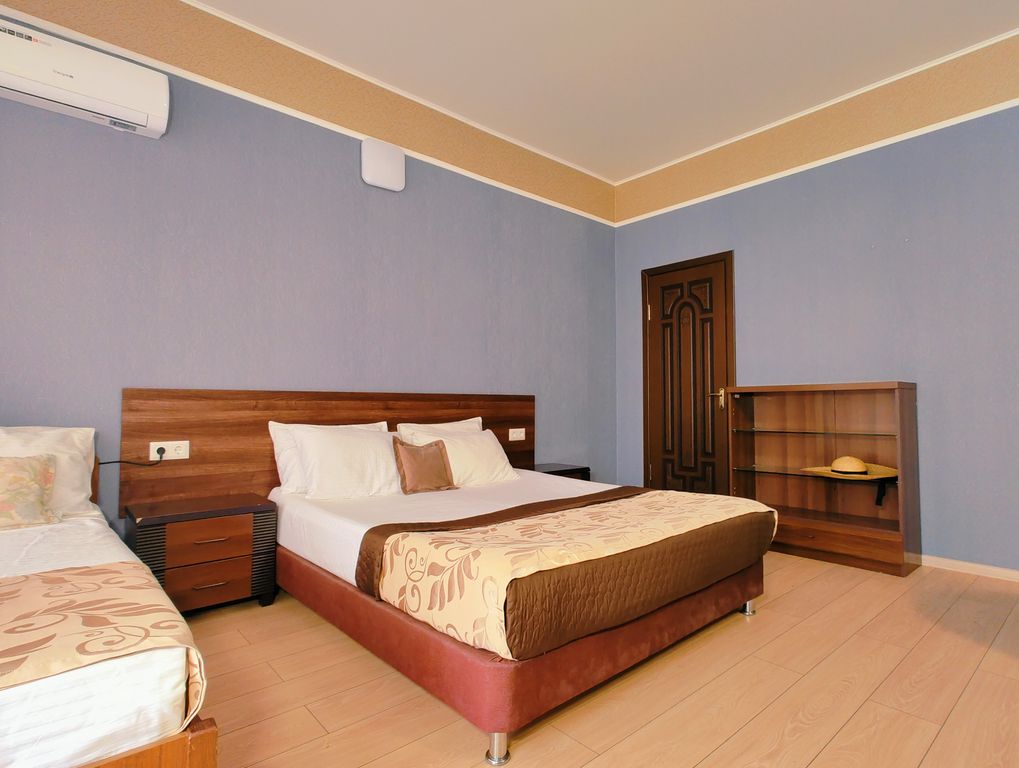 Уральские Самоцветы — Семейный номер Пятиместный комфорт с общей террасой