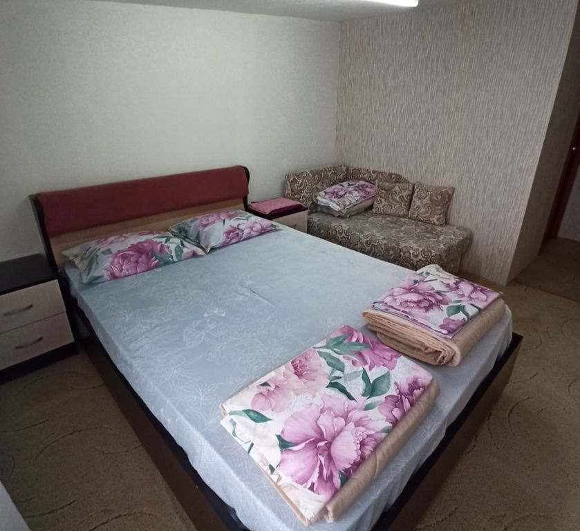 На Гагарина — Трёхместный номер с санузлом с двуспальной кроватью